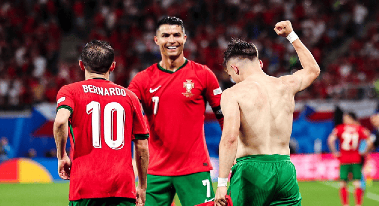 爱游戏平台首页-巴萨关键时刻救险,C罗力保胜局拿下系列赛